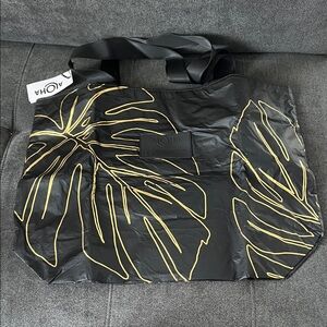 NWT ALOHA Collection Lanai Day Tripper in Gold/Black Monstera Print